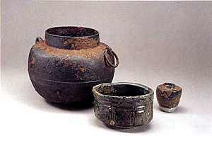 画像:湯釜・織部黒香茶碗・茶入